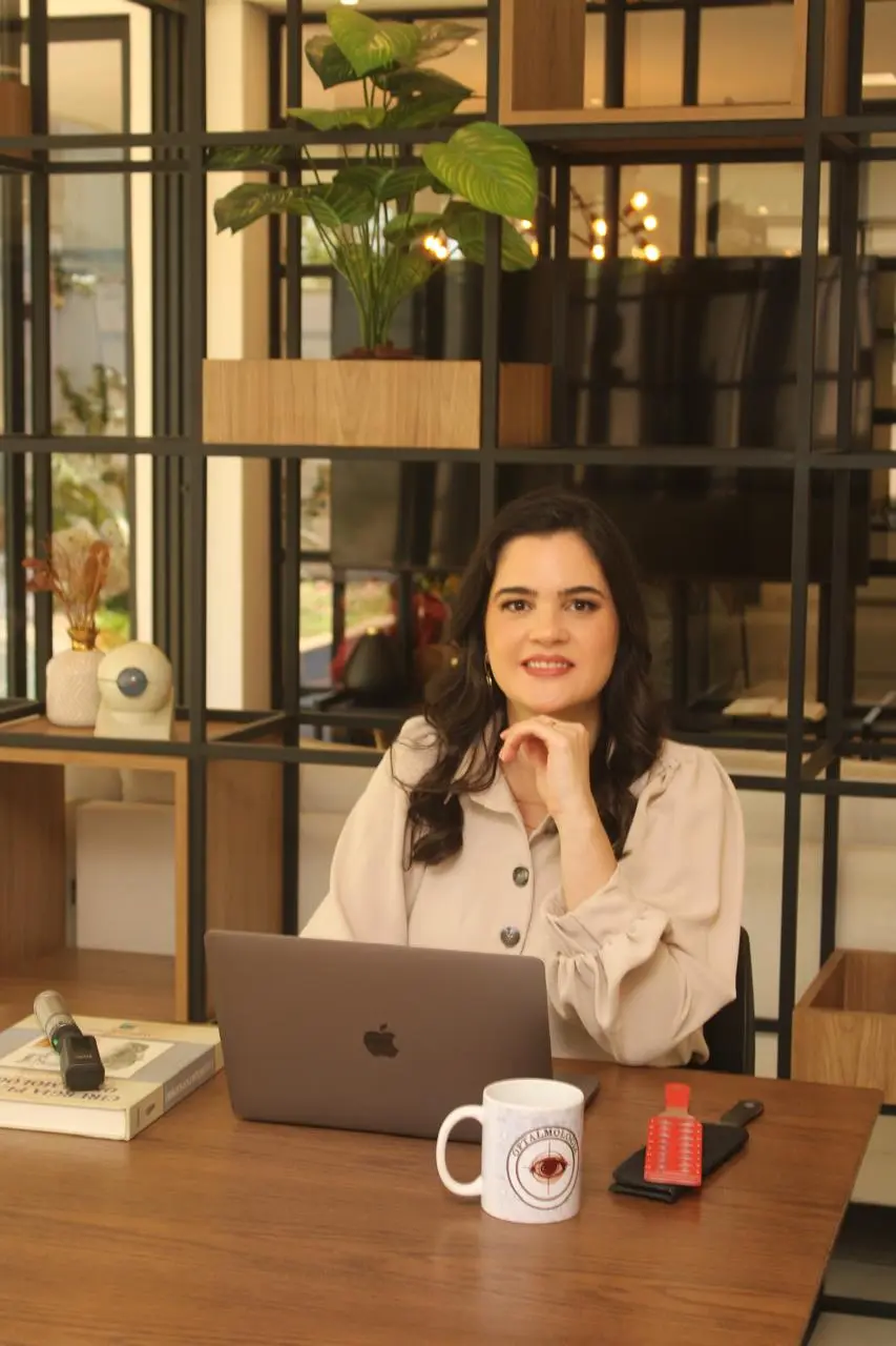 Dra. Fernanda Marció em seu ambiente profissional